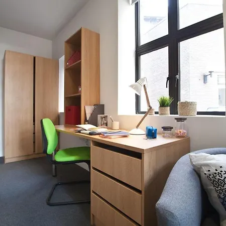 For Students Only - Algernon Firth In Appartement *