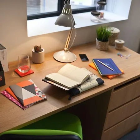 For Students Only - Algernon Firth In Appartement *