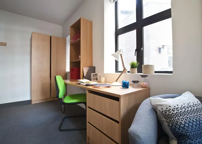 For Students Only - Algernon Firth In Appartement *