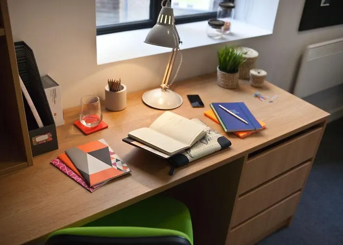 For Students Only - Algernon Firth In Appartement *