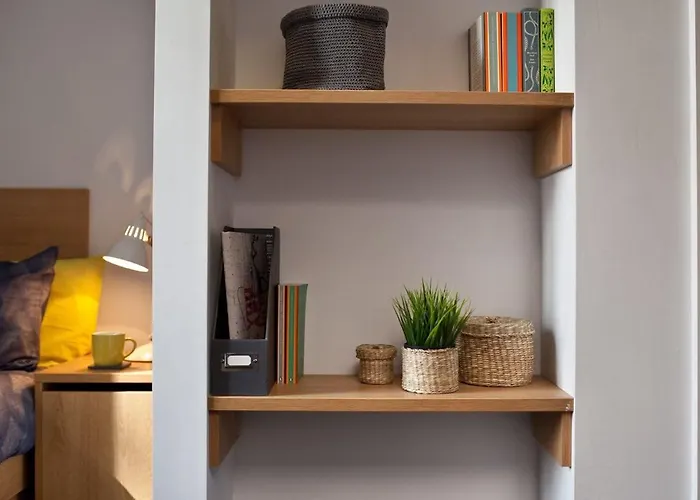 For Students Only - Algernon Firth In Appartement *